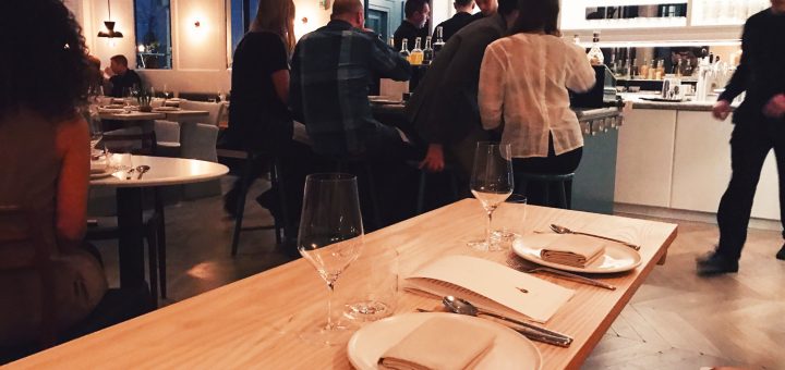 På Mathias Dahlgrens nya vegetariska krog Rutabaga sitter två personer bredvid varandra. trevligt att ha samma utsikt!