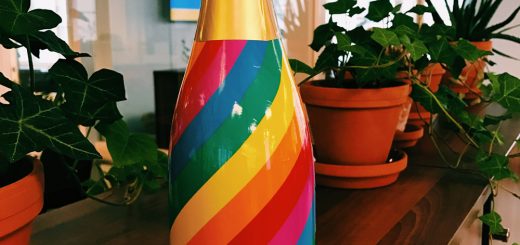 True Colors är en ny kava med mycket smak av päron. För varje såld flaska går fem kronor till Regnbågsfonden som arbetar för mänskliga rättigheter i hela världen.