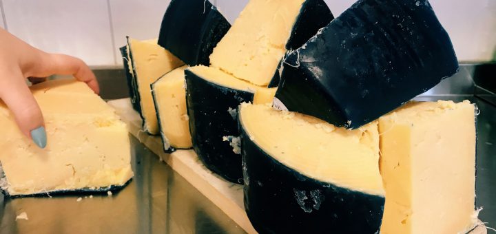 Bästa dagen ever, när det kom en jättecheddar till redaktionen på Digitala Medier.