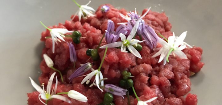 Älskar du också råbiff? Testa den som de serverar på ljusa och öppna krogen Jord.