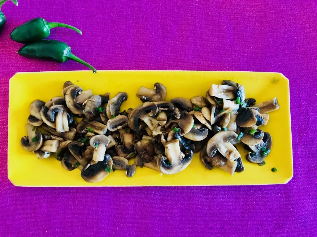 Recept på Stekt svamp med jalapeños. Istället för kött – svamp! Ingen saknar kött om man får riktigt het, välstekt svamp i sin taco.