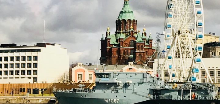 Ståtliga Helsingfors sett från vattnet. Uspenskijkatedralen med sina guldlökar är ett bra riktmärke.