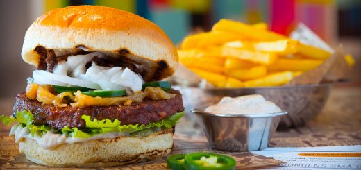 Urban Deli Nytorgets makalöst goda burgare med tryffel, rökt svamp och senap.