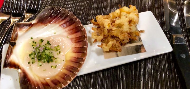 Kocken Bruce Hill serverar en pilgrimsmussla i lime och tequila med fritters på rom och grönsaker.