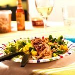 Grillad lax serveras med sallad med mango, avokado och pressad lime.