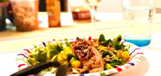 Grillad lax serveras med sallad med mango, avokado och pressad lime.