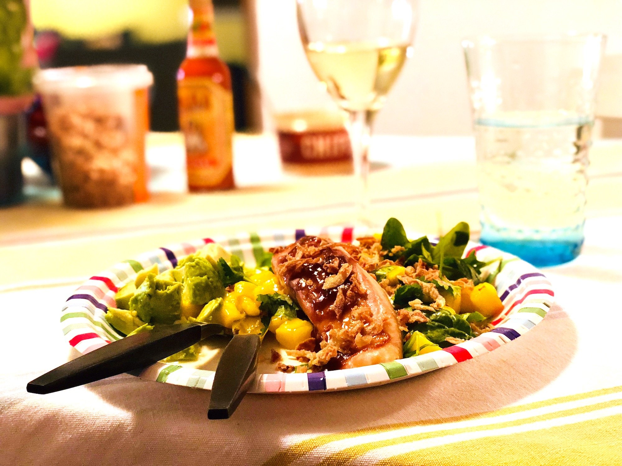 Fruktig sallad med BBQ-lax