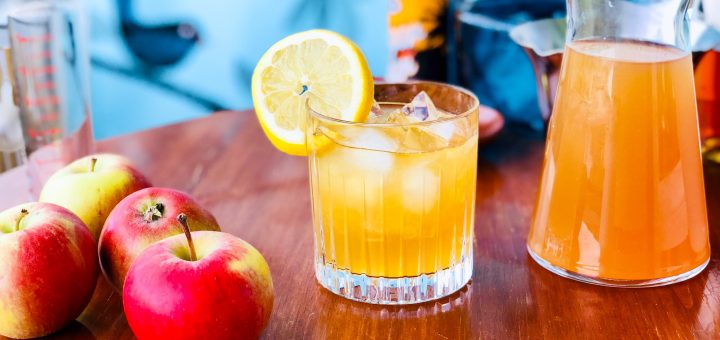 En läskande drink som byggs på is. Mörk rom, pressad citron, öppelmust och ginger beer.