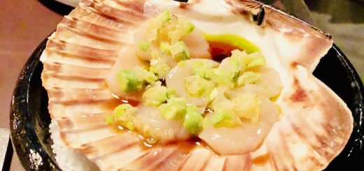 Pilgrimsmusslor med ärtor och soja serveras i ett skal.