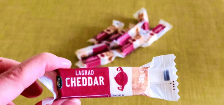 Arla miniost lagrad cheddar är en utmärkt nötig ost som passar perfekt till en kopp kaffe eller te.