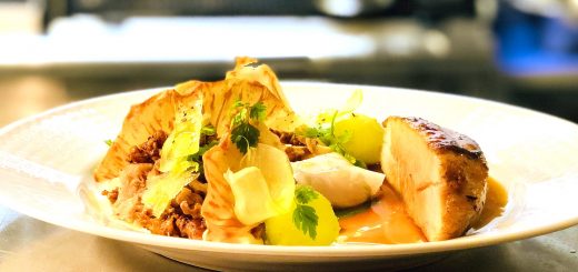 Så här vackert presenteras Bjärekyckling, rotselleri, valnöt, äpple, getmese och jalapeno.