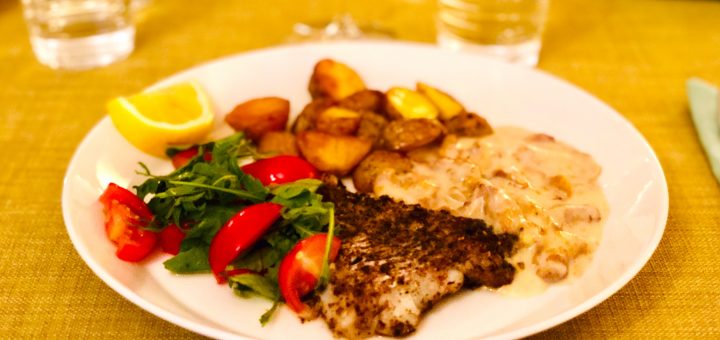 Recept på svamppanerad torsk med rostad potatis, syrlig sallad och kantarellsås.
