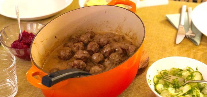 Klassiska köttbullar serveas med potatismos, inlagd gurka och lingonsylt.