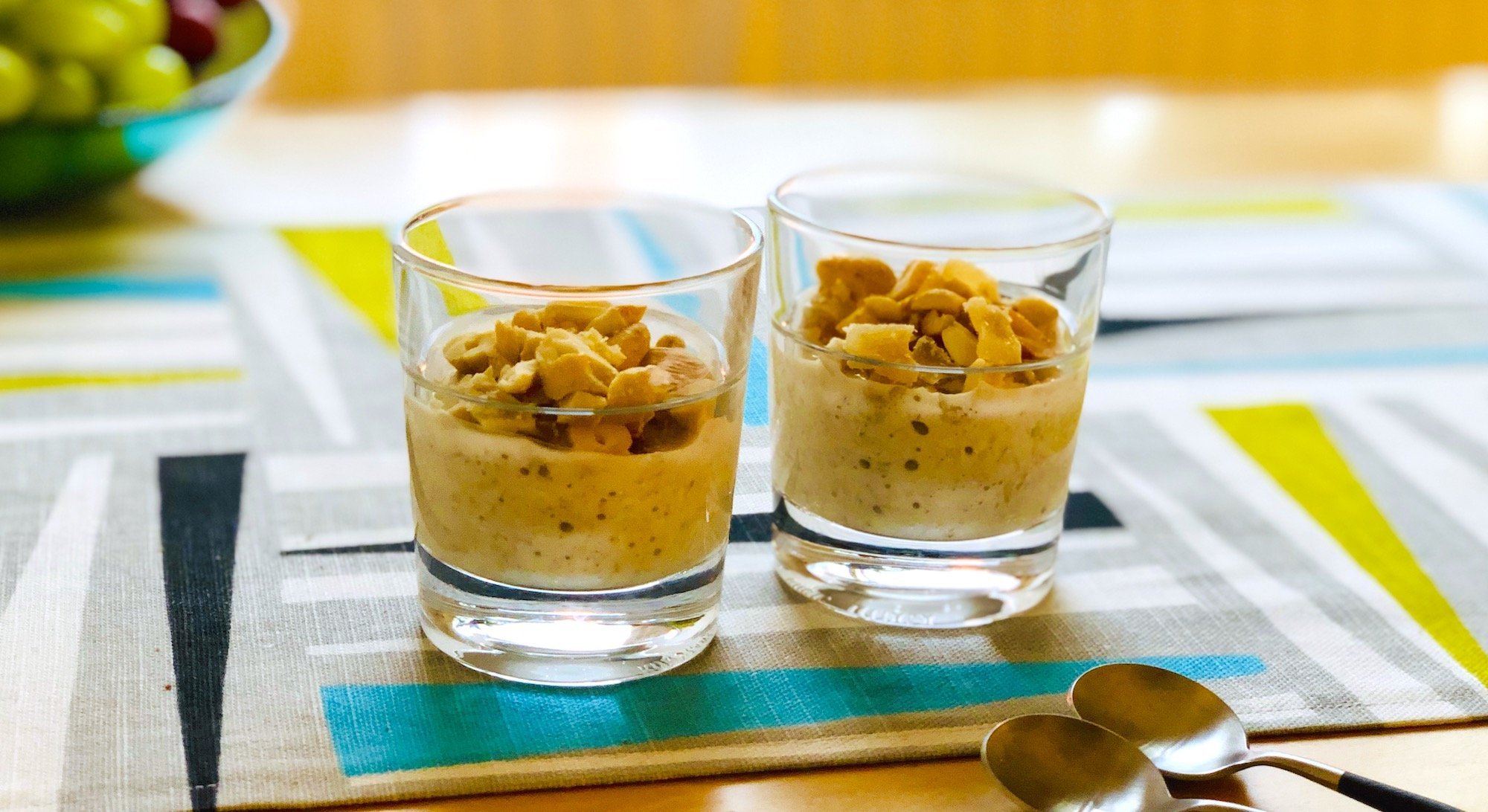 Bästa sättet att servera overnight oats är med kanderad ingefära och salta cashewnötter.