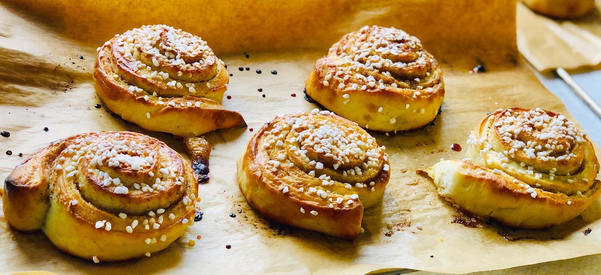 Kanelbullar med kardemumma som du bakar utan matberedare. Här är recept och tips på hur du lyckas.