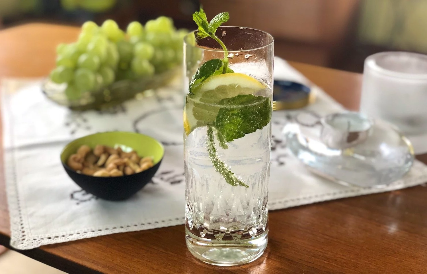 Inte längre en grogg så jag pimpat den med citron och mynta.