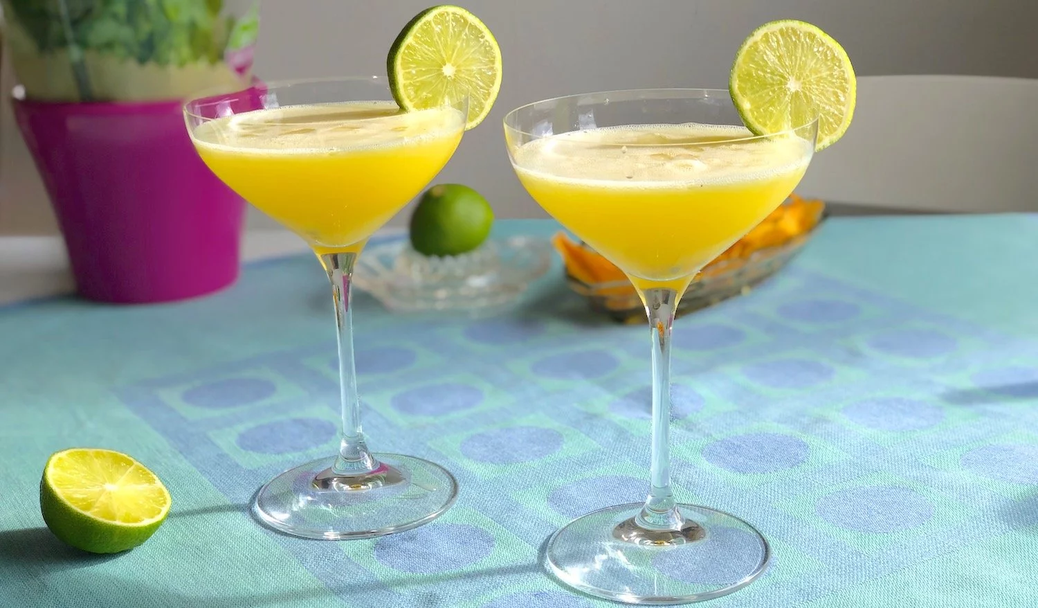 Escapism är helt klart en cocktail. Flera ingredienser skakas med is och blir en finfin drink.
