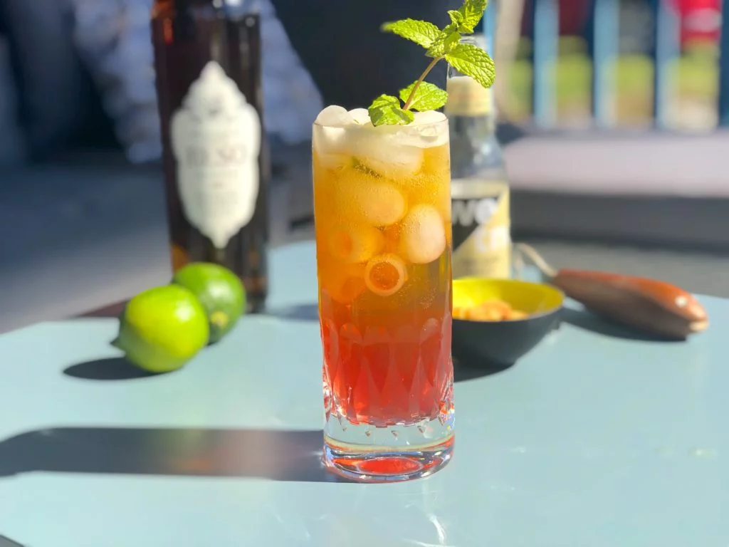 Cranberry Beso är en lika snygg som god alkoholfri drink. Välj en tonic med bra beska.