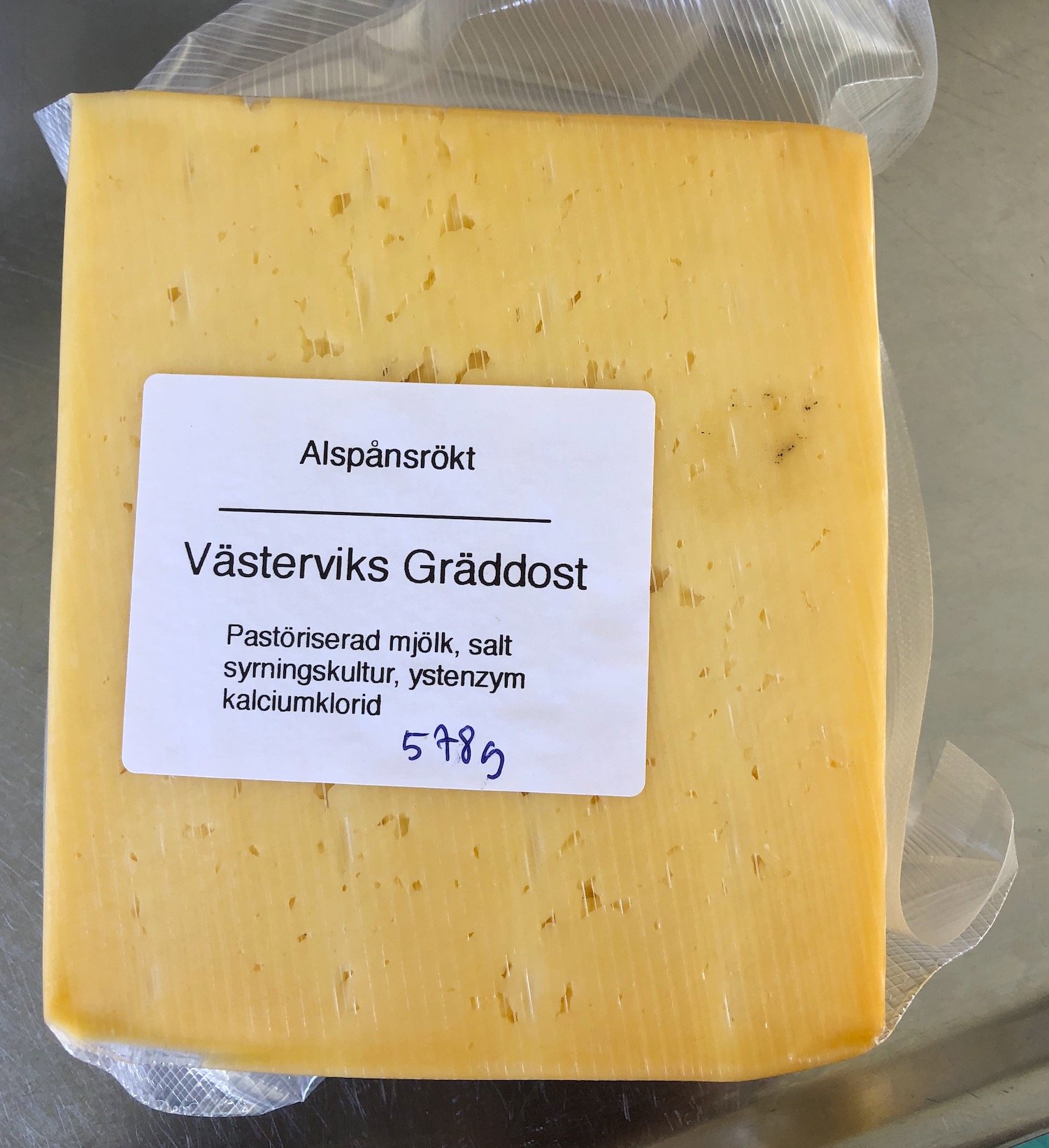 Rökt ost med hjortronsylt – enkla tilltugg - MatMalin.se