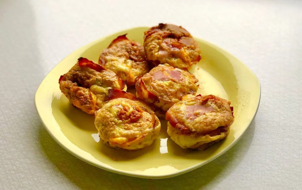 Äggmuffins när de sjunkit ihop till ätvänlig storlek. Ett perfekt mellanmål eller att ha med sig på picknick.