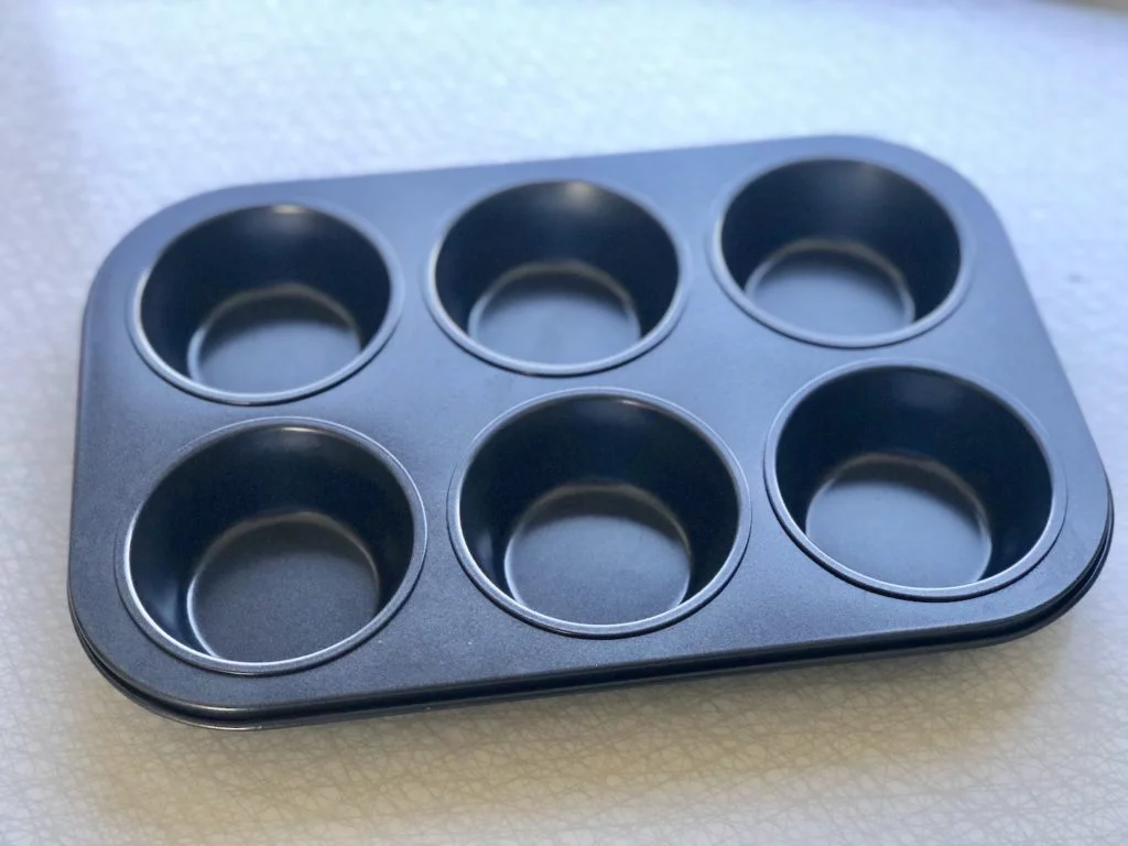 Har du en muffinsplåt är det snabbt gjort att slänga ihop supergoda äggmuffins.