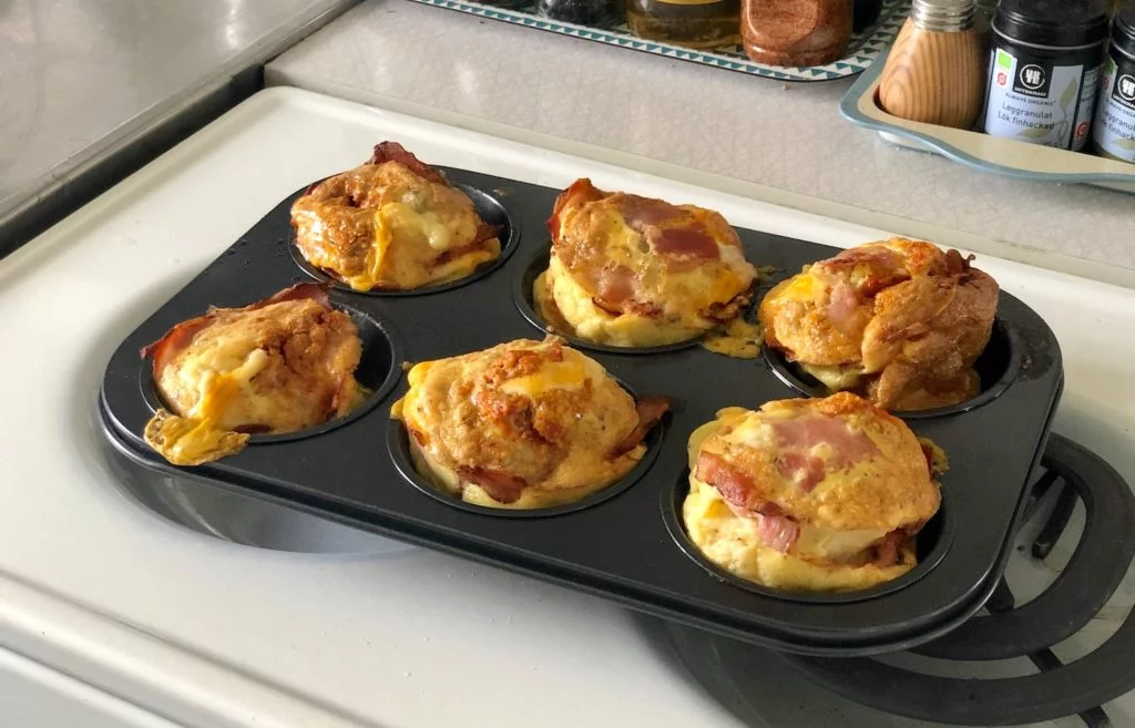 Beroende på ugn tar det 15-20 minuter innan äggmuffins får fin färg.