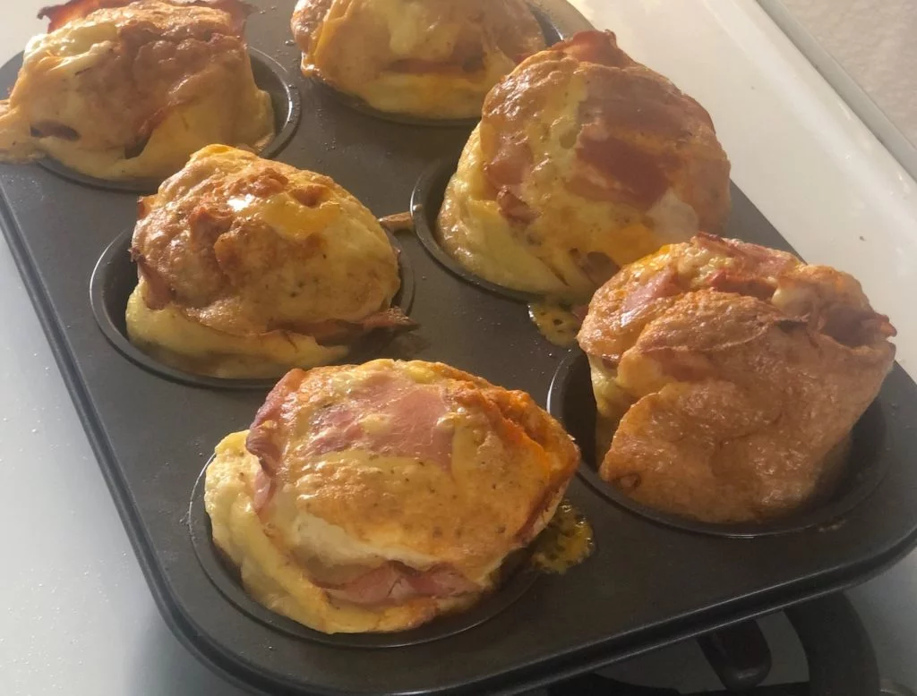 Så här crazy ser äggmuffins ut när du tar ut dem, men de sjunker snabbt ihop till ätbar storlek.