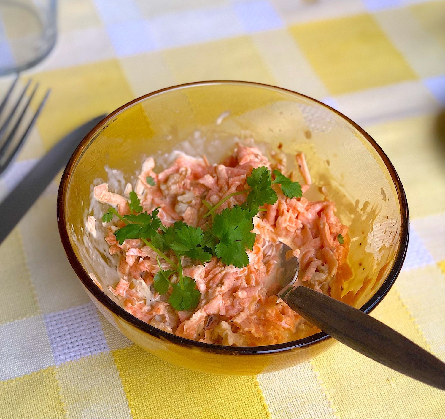 Snabb Cole Slaw på morot och valnötter