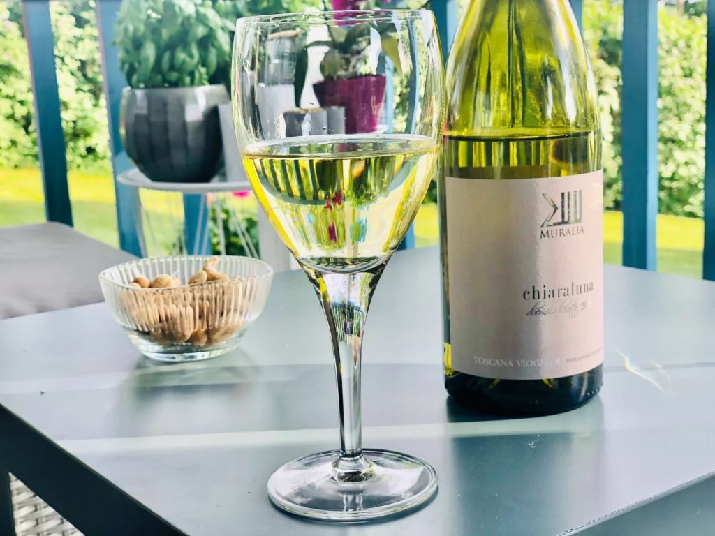 Ett av de fyra vinerna som kom med min första vinlåda från Vinoteket var denna Viogner från Toscana, Chiaraluna. Jordig, oljig och alldeles underbar!
