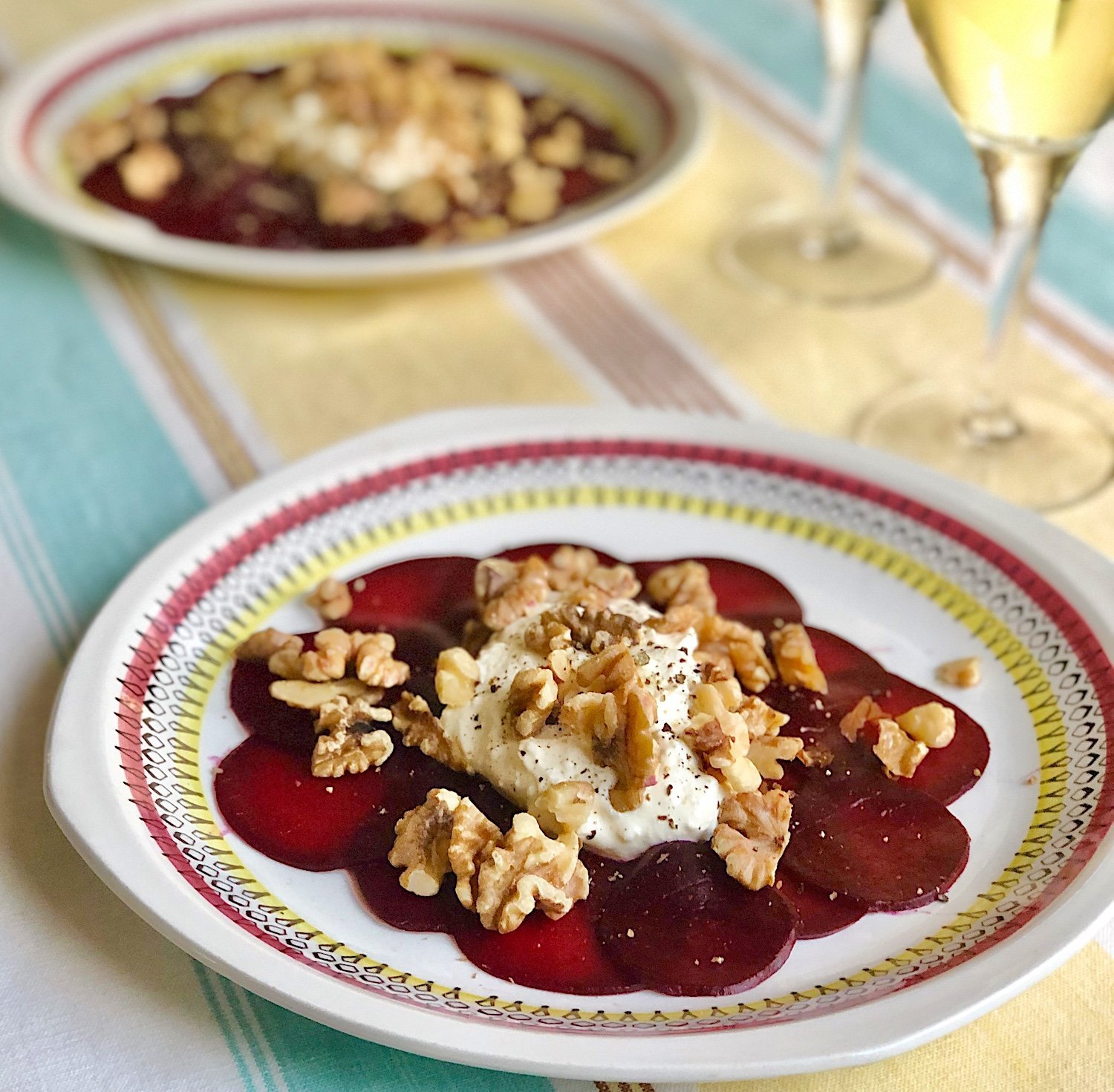 Rödbetscarpaccio med fetaostcrème och valnötter