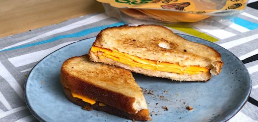 Toast med veganska pålägg. Ost från Valio Oddlygood.