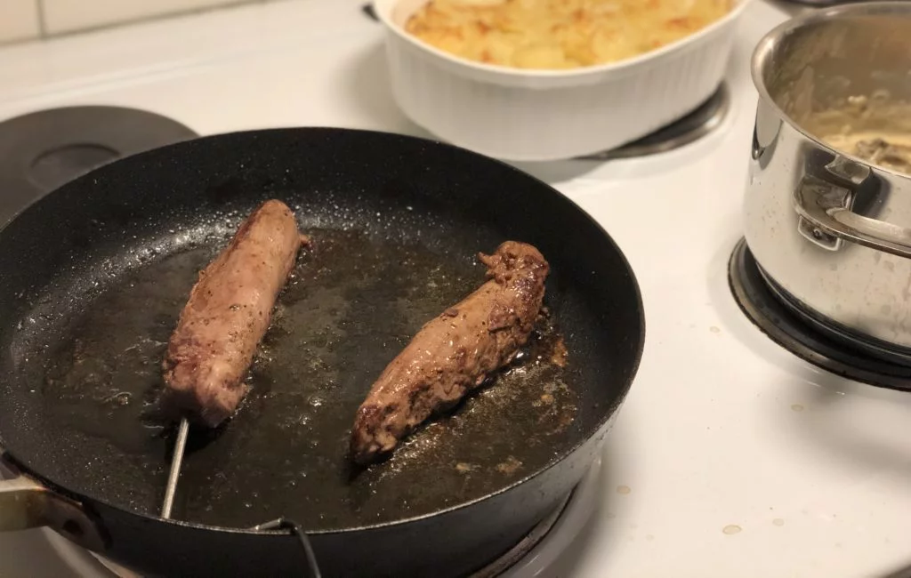 Eftersom vildsvinfiléerna är så små är det enklast att steka dem i stekpanna med stektermometer.