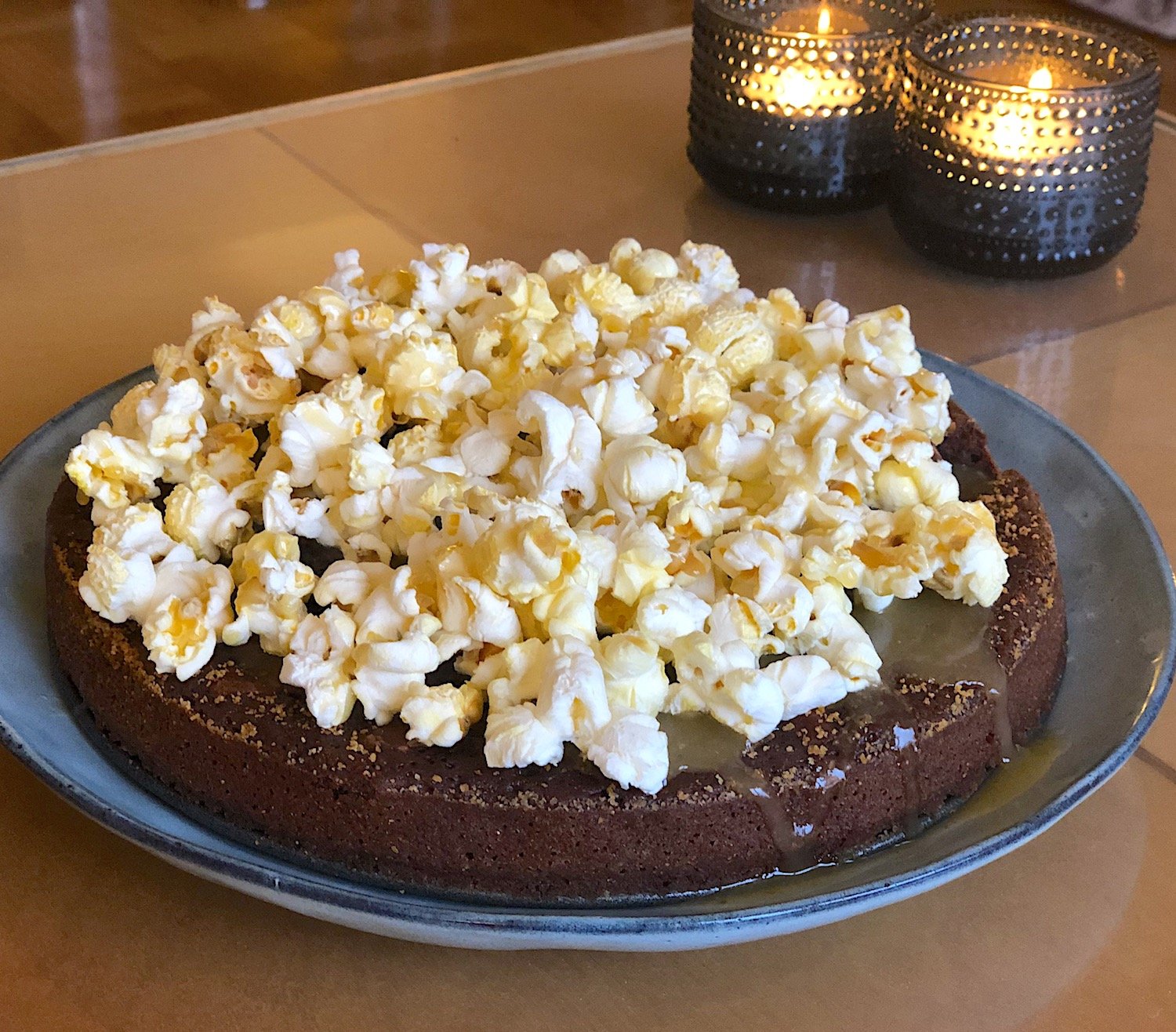 Kladdkaka med pekannötter, salty caramel och popcorn