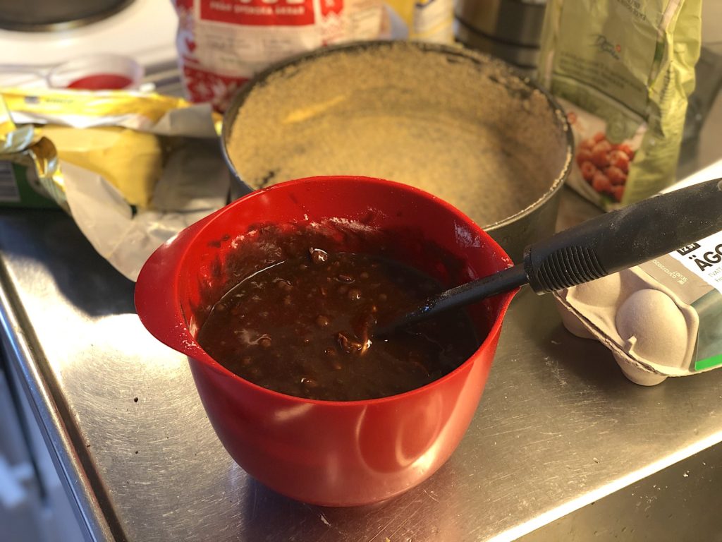 I smeten är det både ljus och mörk choklad plus hackade pekannötter.