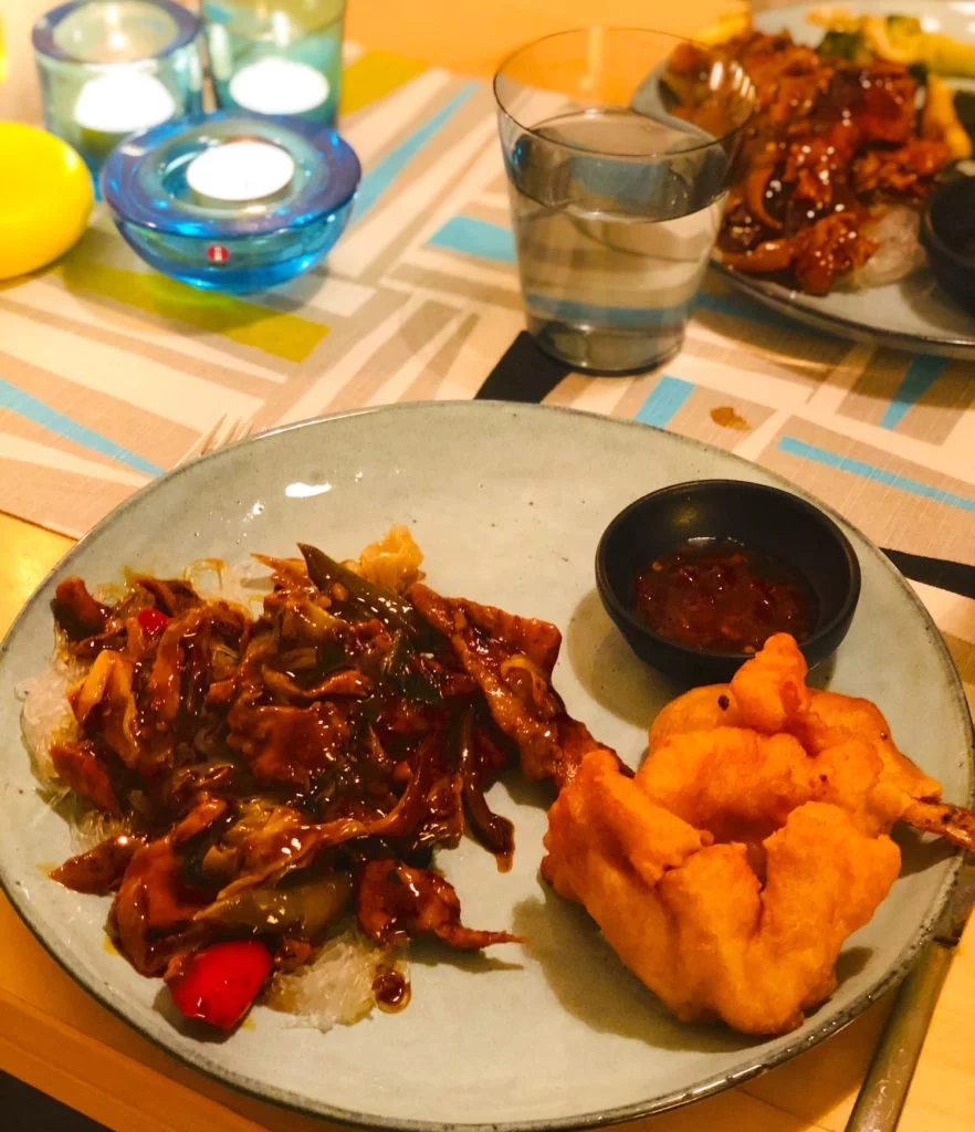 Jag testar appen To Good To Go. I en värdekasse från vietnamesiska restaurang Minh i Sickla var det en het kycklingrätt, wokade grönsaker och friterad kyckling och räkor. Med glasnudlar till blev det lagom för två personer.
