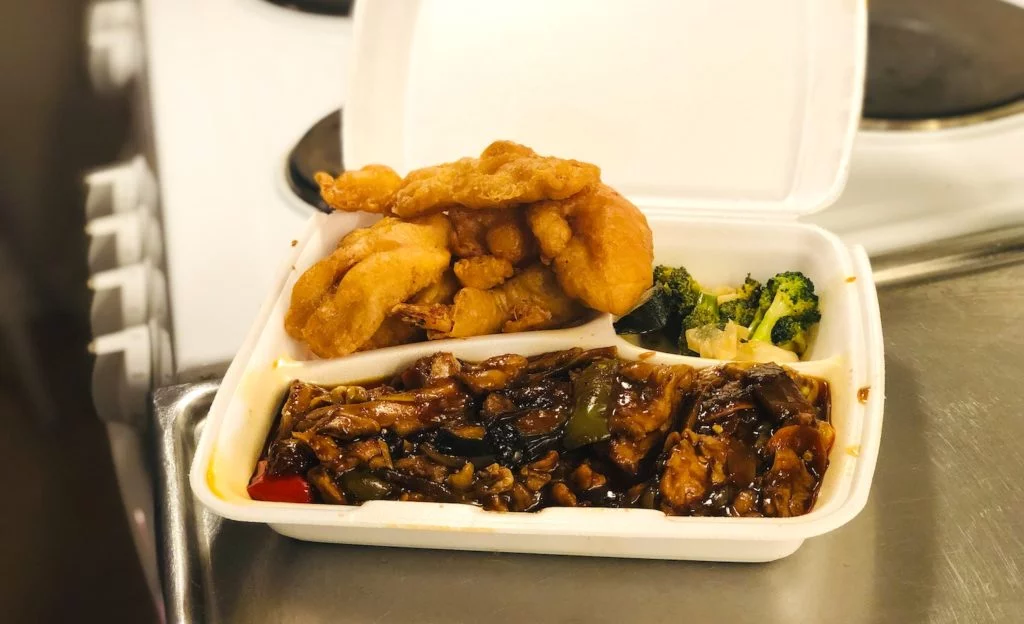 Massor av mat i formen från vietnamesiska restaurangen Minh i Sickla, men inget ris! Allt beställt via appen To Good To Go.