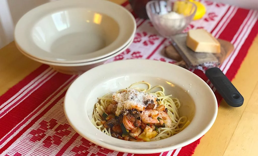 En av mina favoriträtter är detta recept på snabblagad pasta med räkor och svamp.