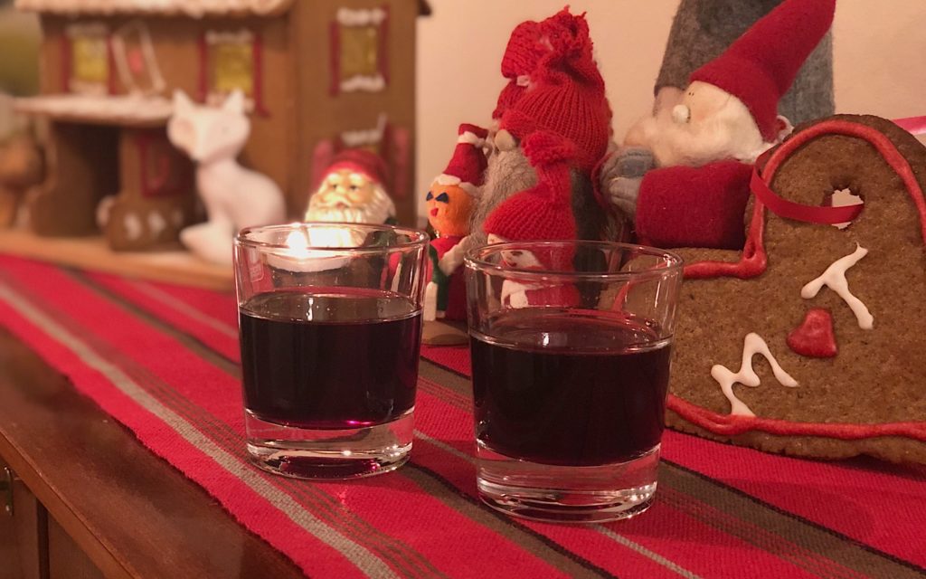 Vill du sätta din egen piff på glöggen men inte vänta tre veckor på att den ska bli klar? Testa mitt enkla recept på Snabb Glögg / Gluhwein.