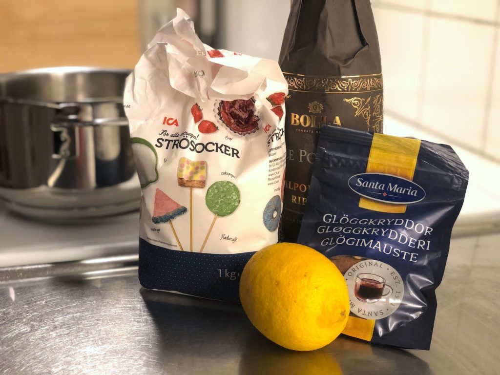 Allt du behöver för att göra receptet på min snabba glögg / gluhwein: socker, vin, citron och glöggkryddor, plus lite vatten.
