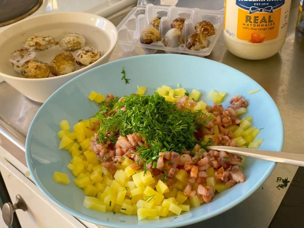 Ibland gör jag Gubbröra och Nubberöra med potatis istället för hårdkokt ägg. Då toppar jag med ägget istället.