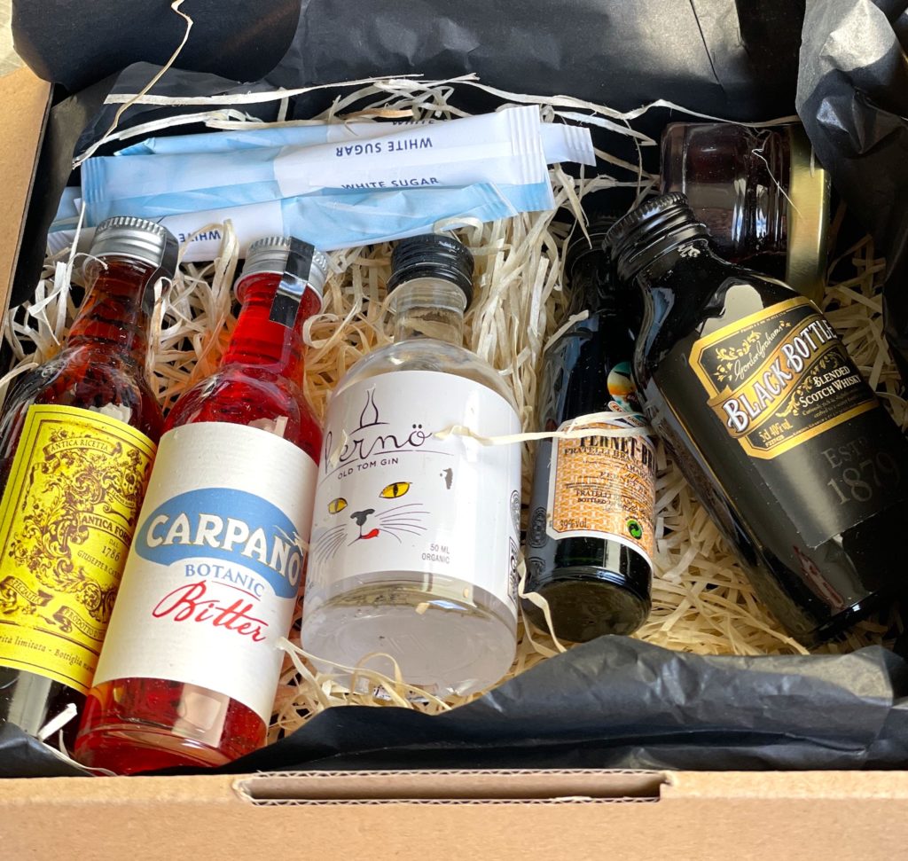 Ett litet välkommet kit kom från finska spritföretaget Altia. Ingredienser till drinkarna Rob Roy och Negroni Warmer.