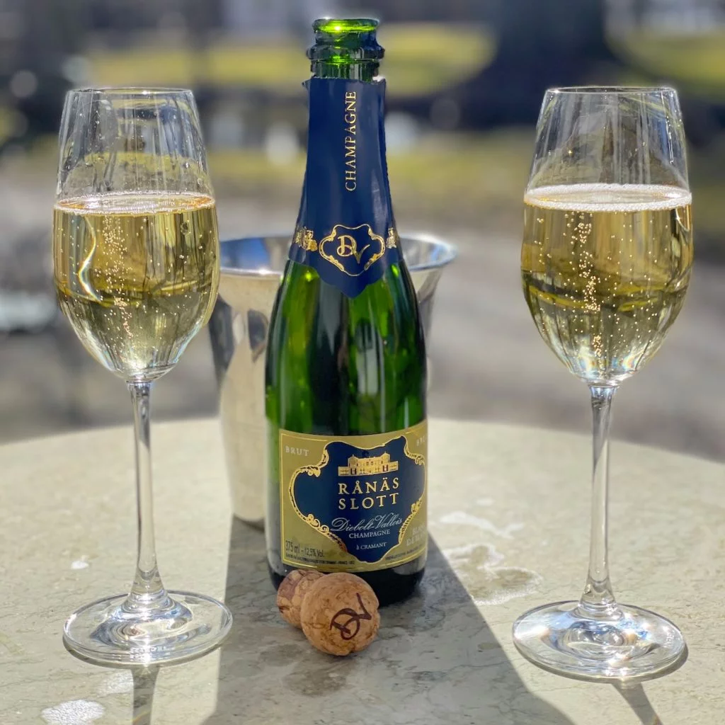 Jag älskar champagne. Rånäs Slott har sin egen och ja, den älskar jag också. Den blir ännu godare när jag får dricka den ur de här fina glasen från Riedel.