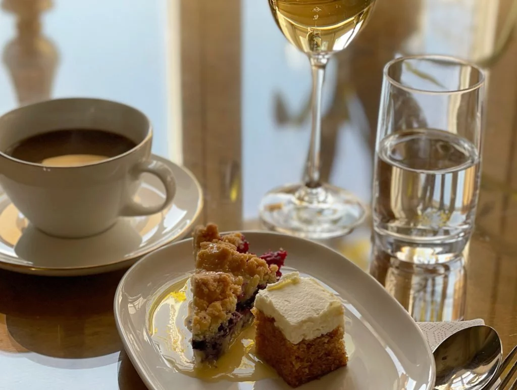 Istället för aftenoon tea bjuds man på en ganska enkel soppa med bröd på Rånäs Slott. Men sedan finns en fin kakbuffé.