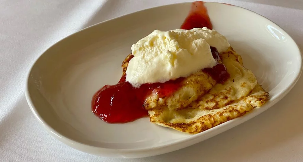 Hur mycket jag än äter till frukost finns alltid plats för våfflor, eller som här på Rånäs Slott, miniplättar.