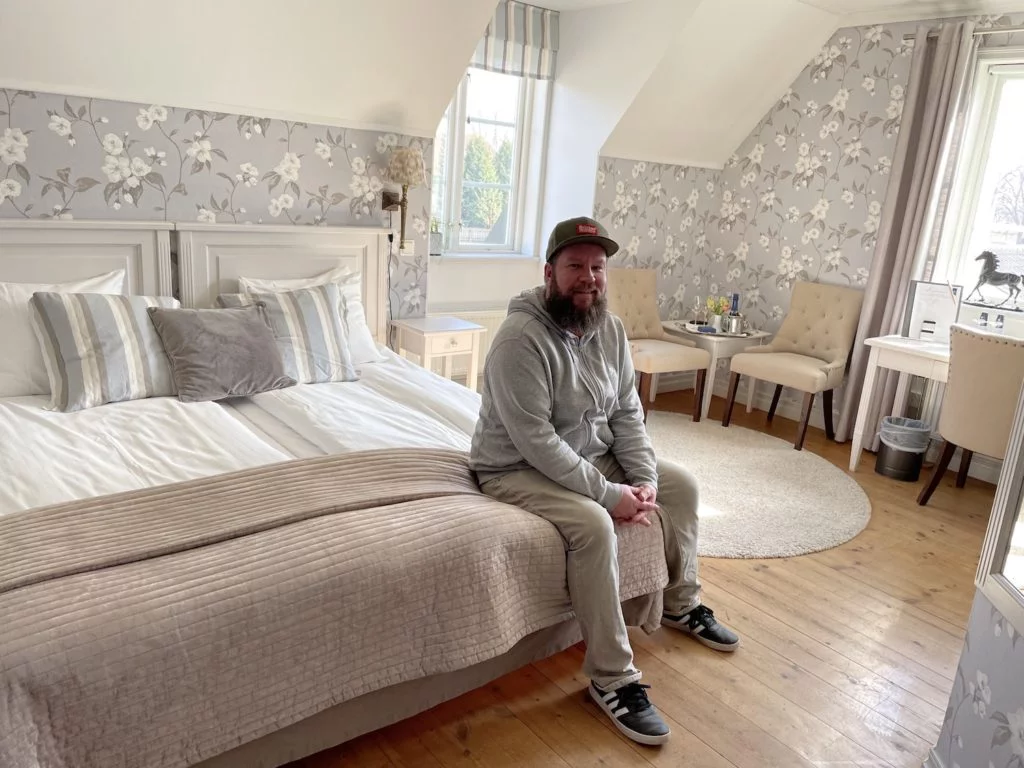 Tomas klär i slott. Vårt rum i Vallonhuset är ljust och luftigt och har till och med sköna fåtöljer och ett litet bord som är perfekt för brädspel. Perfekt när en ska vistas på rummet från klockan 20.00