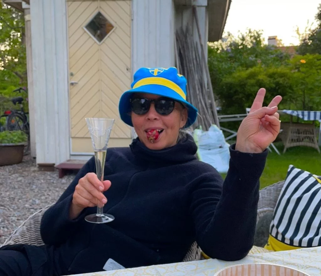 Eva njuter av svenska jordgubbar och ett glas bubbel.