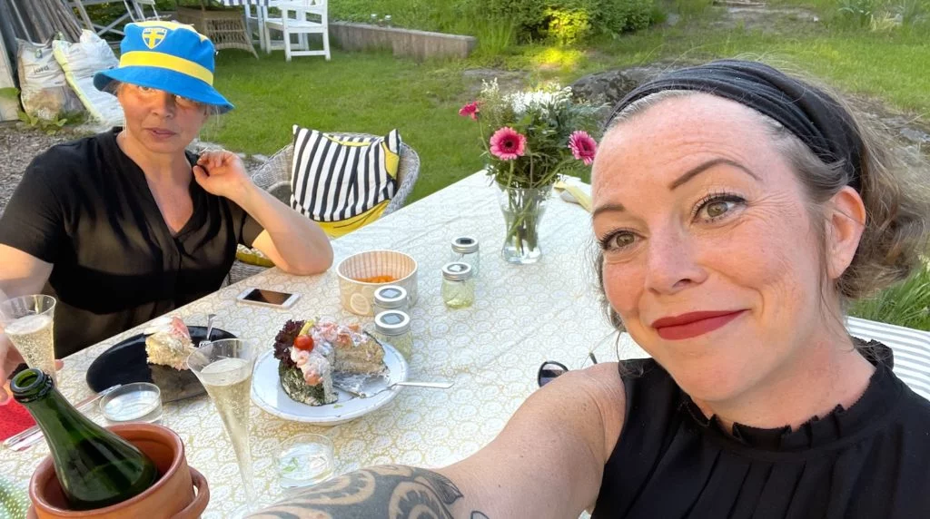 Smörgåstårta och bubbel är den rätta vägen till ett underbart firande!