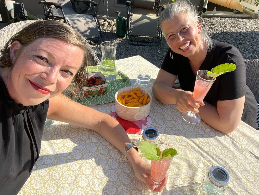 Jag och min kollega Eva på bageriet Lilla Bagis, tycker att Rabarberbubbel är den perfekta starten på en fest eller en middag eller helst båda.