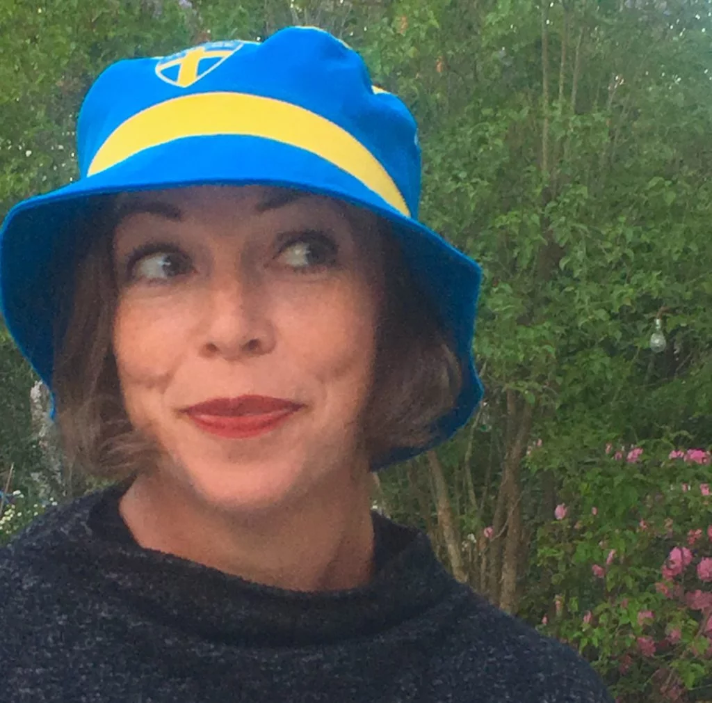 Sverigehatten är på. Ja, man får fira Sveriges nationaldag hur man vill men det här är mitt förslag.