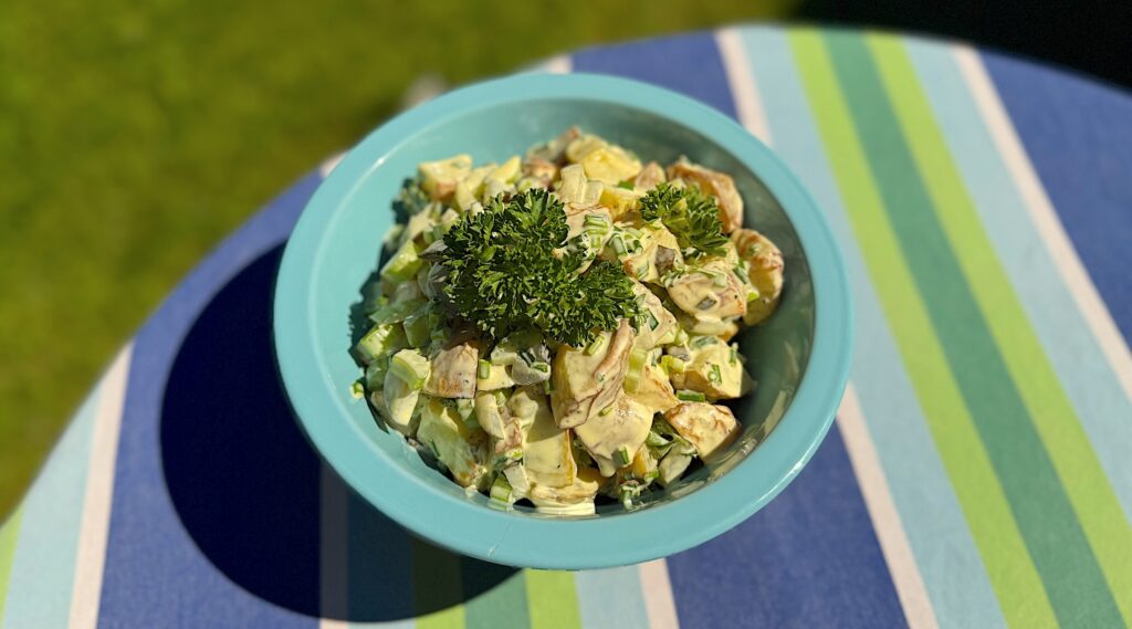 Recept på Amerikansk potatissallad som passar perfekt till allt grillat men också på en buffé.